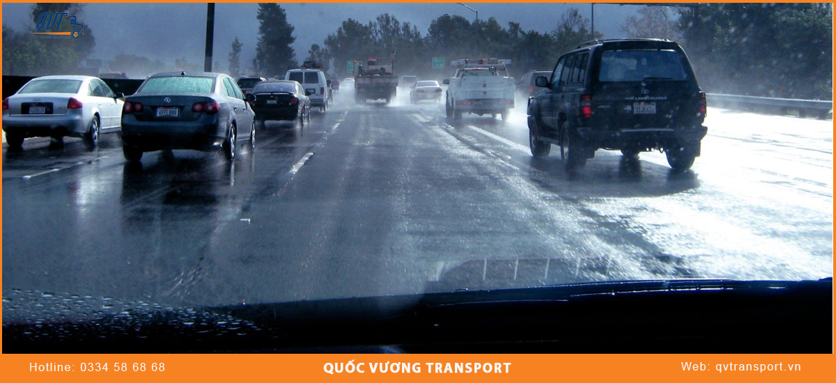 Mẹo lái xe tải khi trời mưa an toàn
