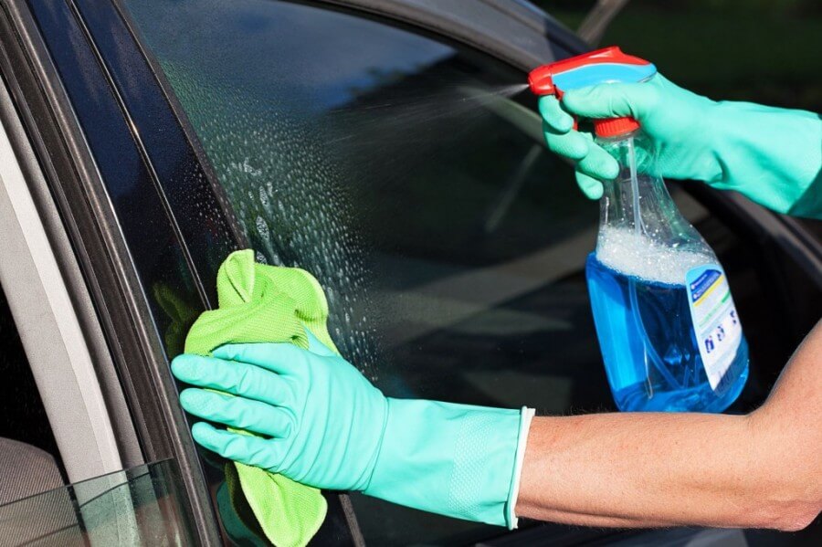 Cách tẩy ố kính ô tô bằng nước rửa bồn cầu